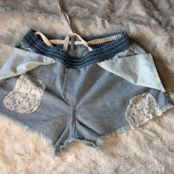 Aerie Blue Distressed Fringe Hem Mid-Rise Belted Denim Shorts Ladies Size S NWT - Picture 10 of 11